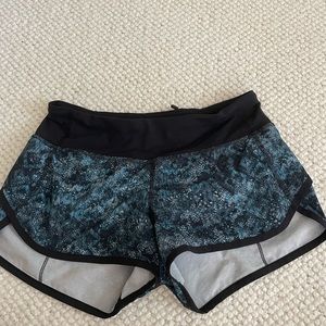 Lulu lemon speed up low rise short 2.5”